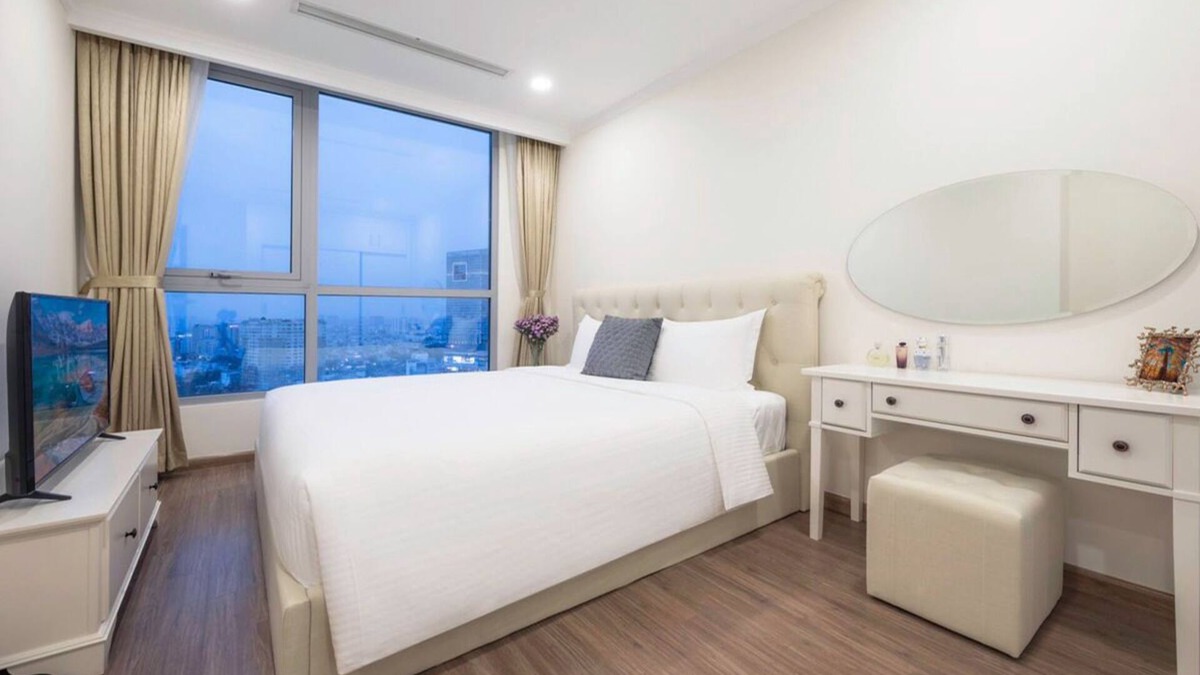 Hang Xanh Apartment | Vinhomes Central Park - Spacious 2 Bedroom Apartment