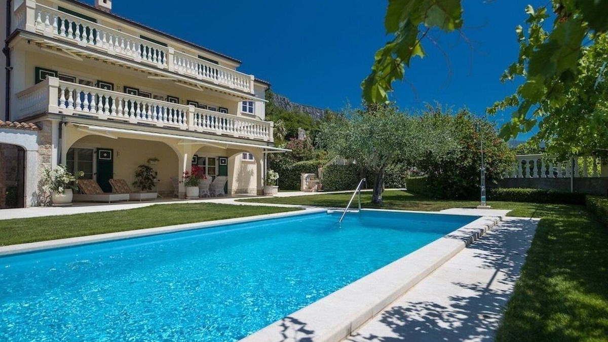 Bribir Villa | VinodolSun Villa Mediterran; luxury for 14 pers. Pool, sauna, tennis, outdoor kitchen