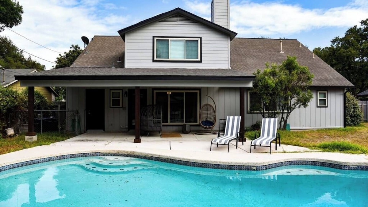 Round Rock House | Vintage 6BR Home/Pool & Game Lounge