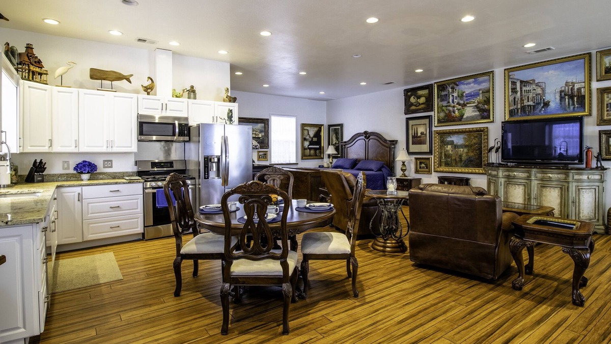 Dallas Apartment | Vintage/antique 1200 sq. ft. interior studio & parking