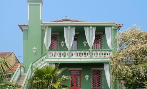 Ovar House | Vintage Balcony Guesthouse & Suites