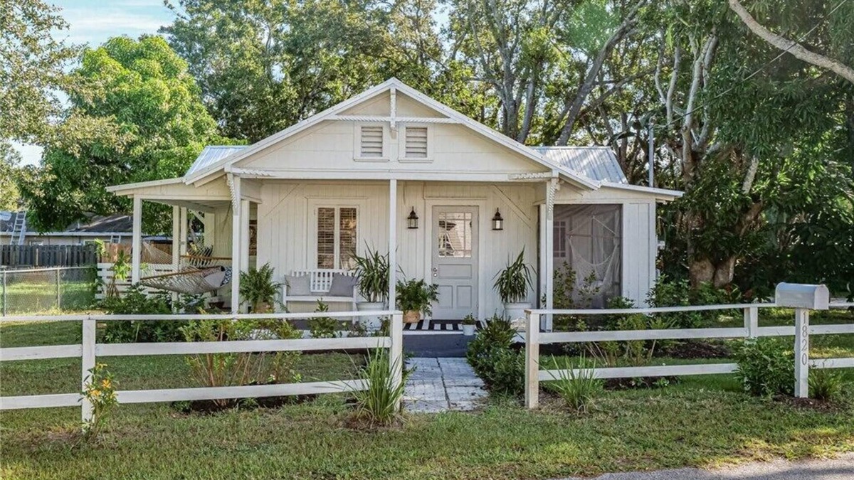 Vero Beach Cottage | Vintage Beach Cottage with Cozy Vibes and cute Separate Casita. Pet Friendly!