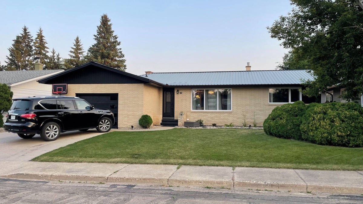 Yorkton House | Vintage Bungalow. It’s Better than a hotel. spread out & enjoy the space.