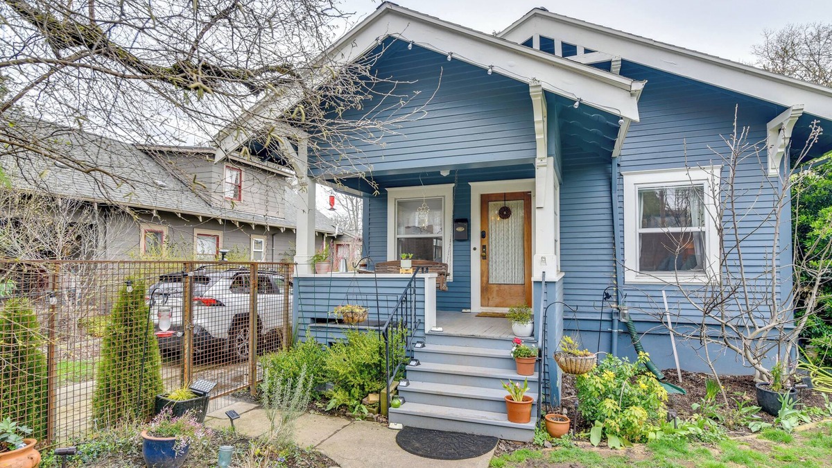 Sellwood-Moreland Cottage | Vintage Bungalow w/Porch in Sellwood