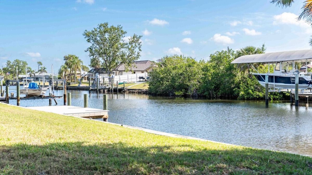 Port Charlotte House | Vintage Charm: Canal-Front w/Screened Porch