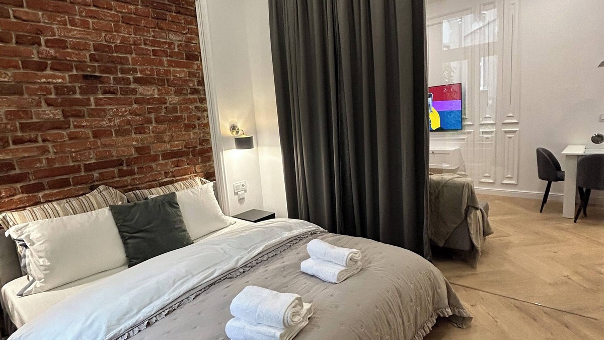 Stradom Apartment | Vintage Charm in Old Town Krakow -8 min walk to Krakow’s Main Square! Sleeps 6
