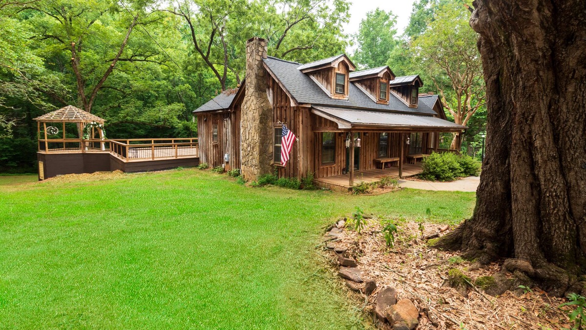 Gumlog Cabin | Vintage charm meets modern comfort in this historic 1850s cabin at Lake Hartwell
