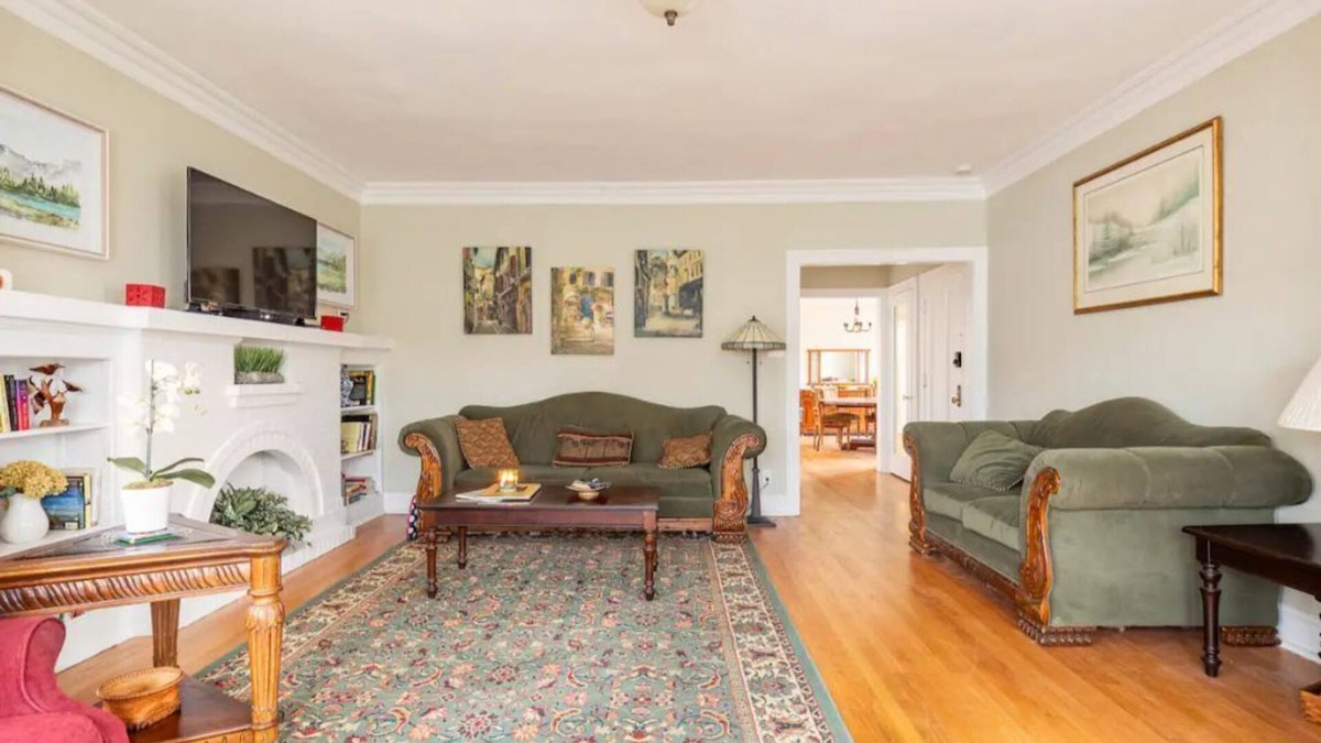 West Ridge Apartment | Vintage Chicago Gem: The Rockwell Retreatn