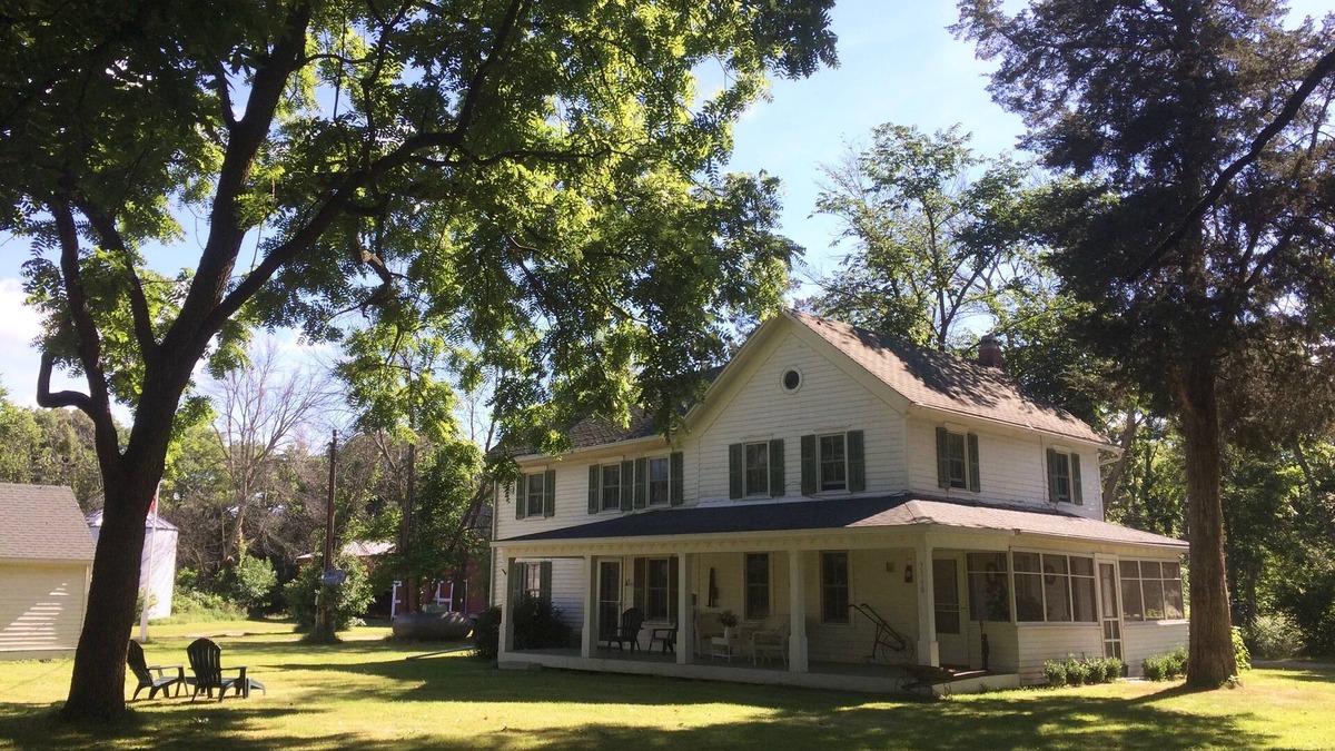 Ottawa Other | Vintage farmhouse on Fox River reserve - near Starved Rock, canoeing, skydiving.