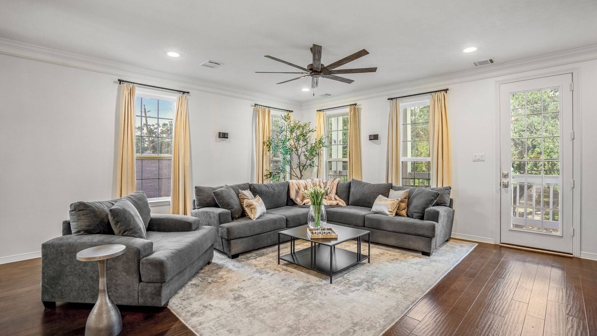 South Central Houston House | Vintage Hollywood Theater House in East Downtown