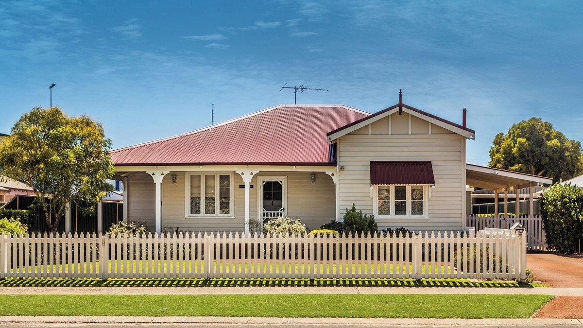 Busselton House | Vintage home, close to the beach and township. Walk everywhere.