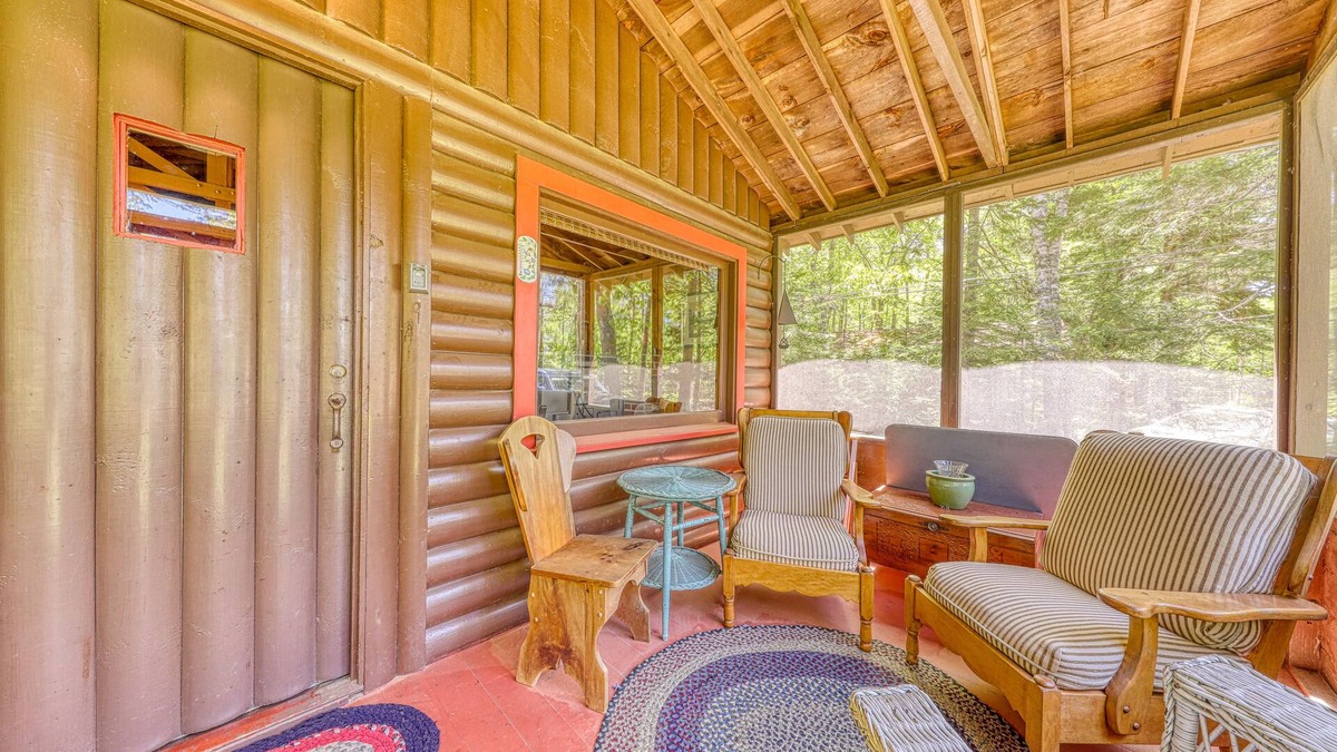 Boothbay Harbor Cabin | Vintage, Log Cabin in the Woods with Beach Club Access About One Mile Away