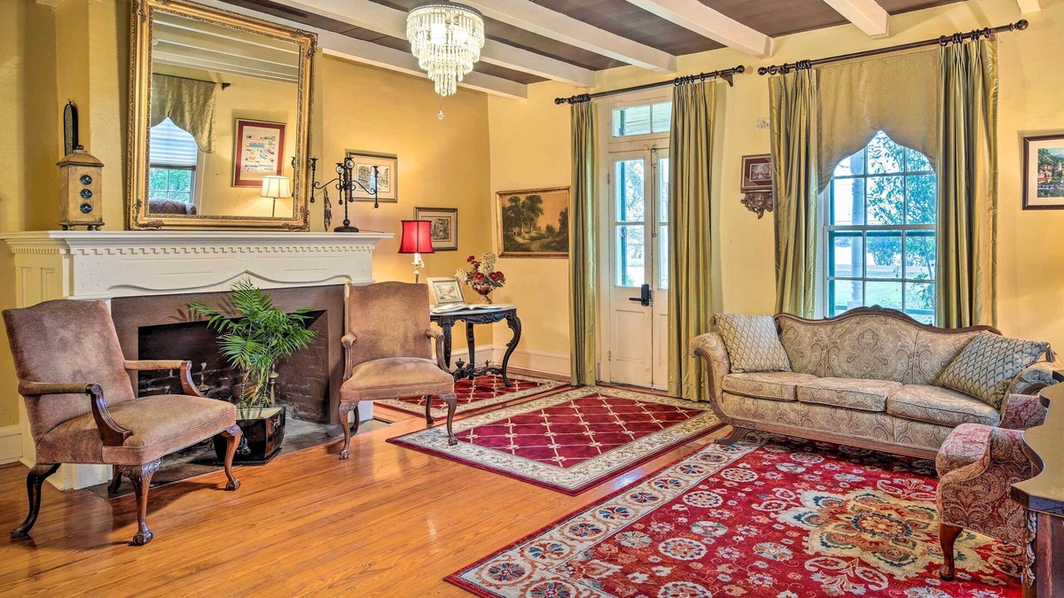 New Roads House | Vintage Louisiana Vacation Rental Home
