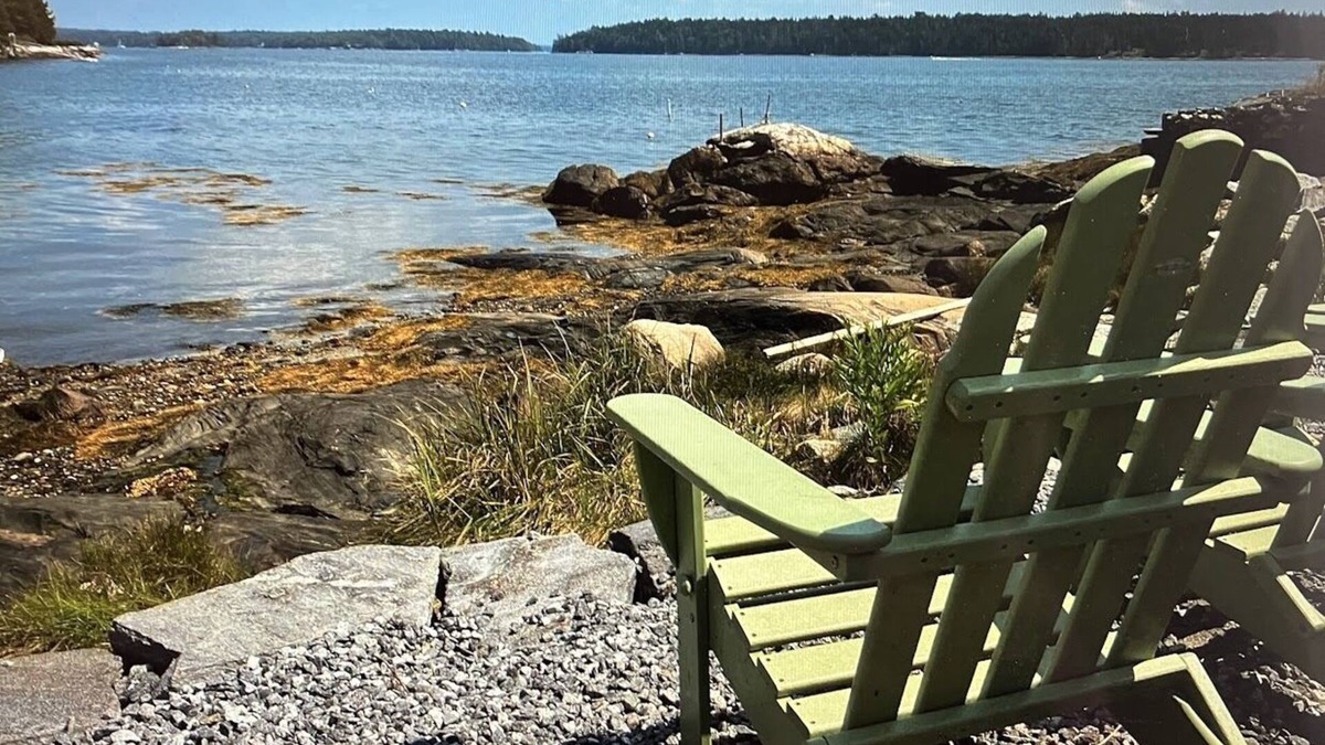Round Pond Cottage | Vintage Maine Cottage - Water Views and Water Access