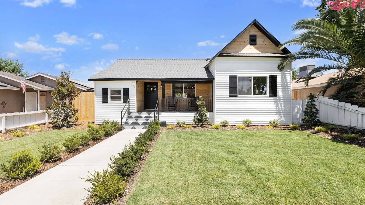 Exeter House | Vintage Modern Cottage in Downtown Exeter + Near Sequoia National Park