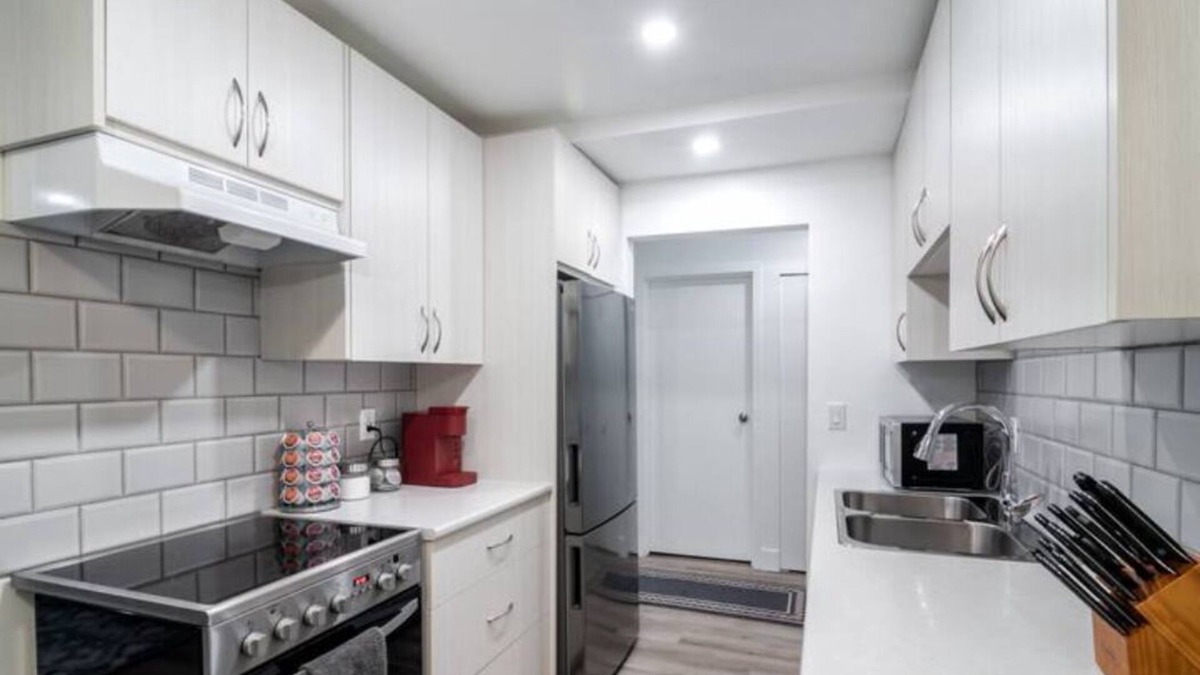 Clearbrook Apartment | Vintage Oasis Getaway: Abbotsford Retreat