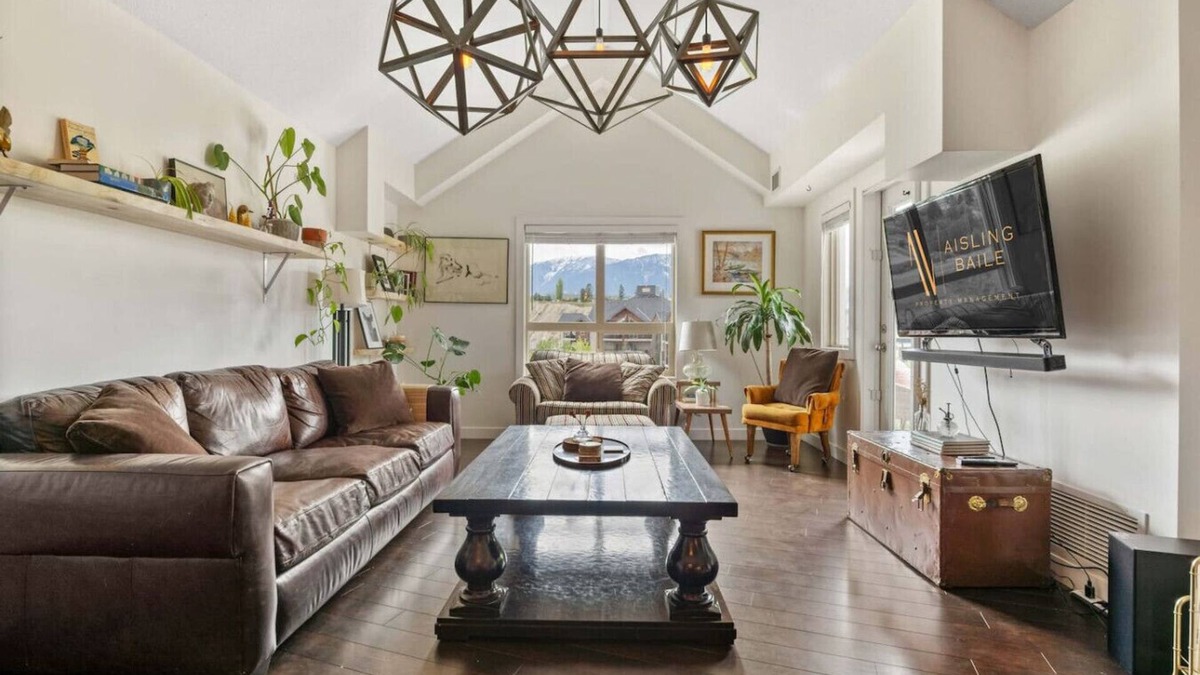 East Kootenay Apartment | Vintage Retreat | Outdoor Pool & Hot Tub | Central