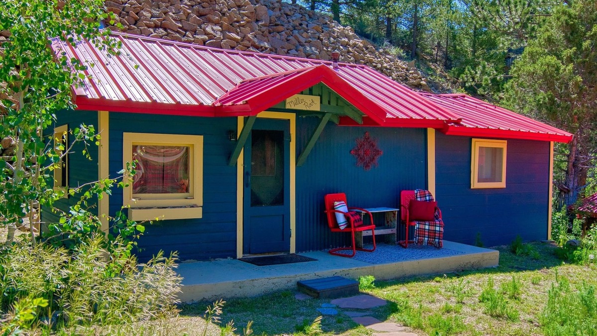 Lyons Cabin | Vintage Riverside Cabin — Spacious Family Stay