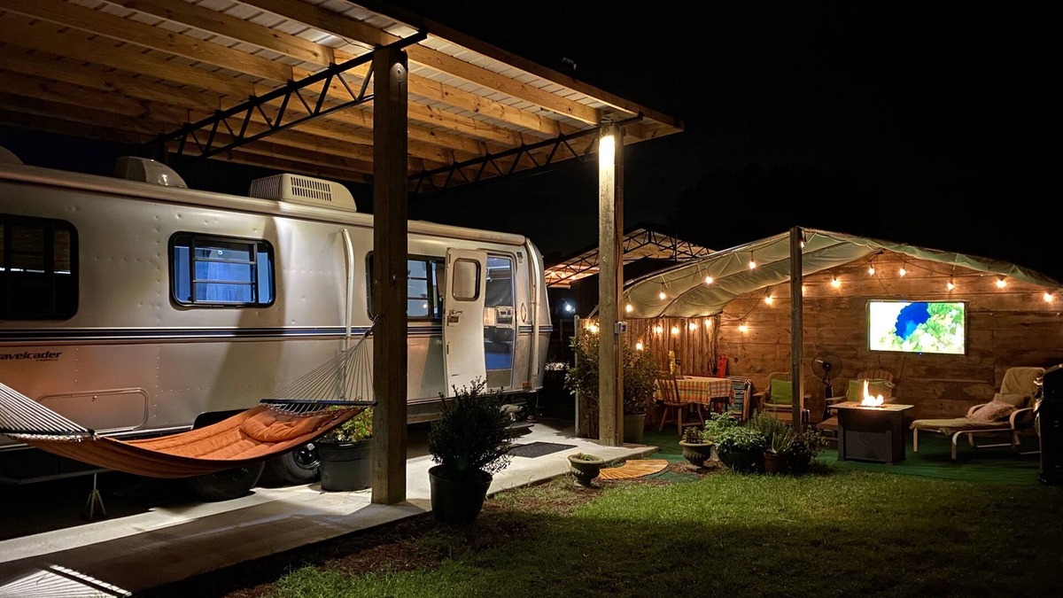Fairhope House | Vintage Silver Bullet modern Flair & EV Charger Wifi cold A/C Glamping