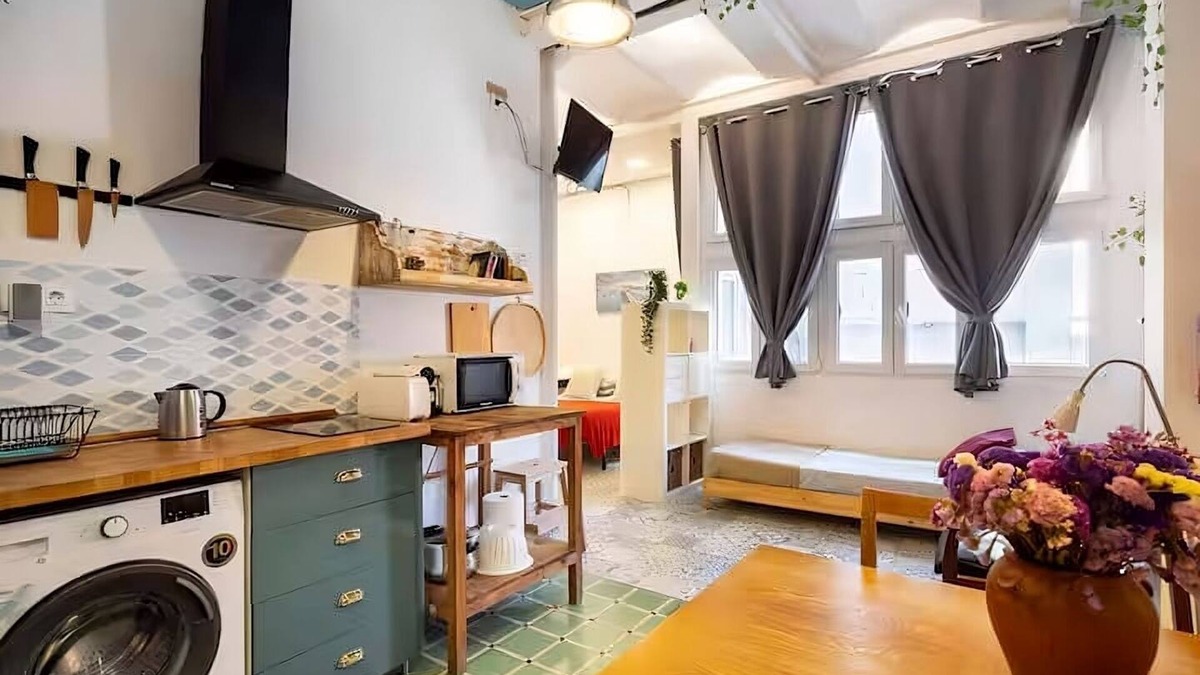 Sant Adria de Besos Apartment | Vintage studio for 3 people, 15 min from BCN downtown, 8 min walk from the beach
