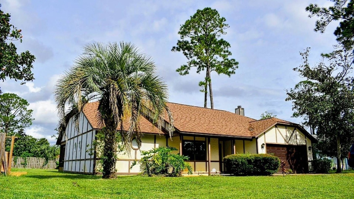 Palm Coast House | Vintage-Style Palm Coast Retreat w/Sunroom