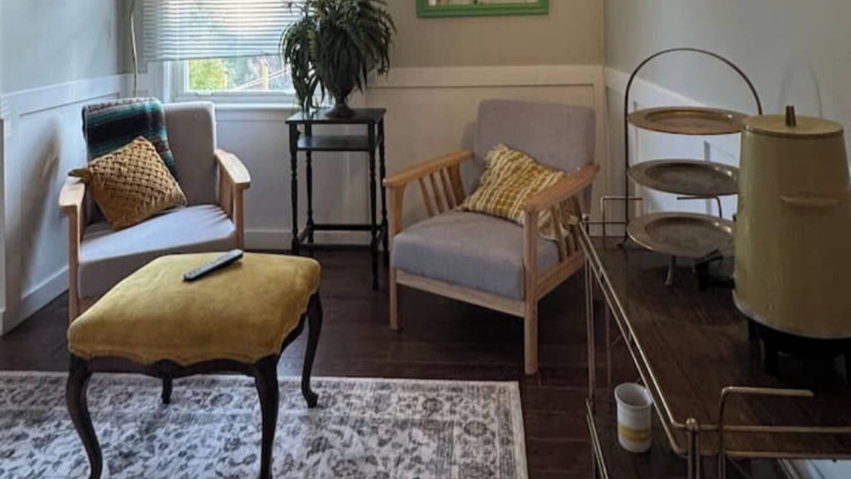London House | Vintage Vacation in Old East - LHSC/Fanshawe 5 min