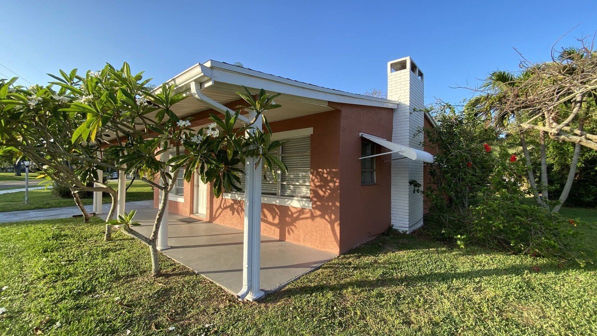 Rock Ridge House | Vintage Vero Bungalow II