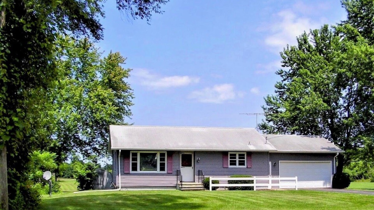 Benton Harbor House | Vintage Vibe & Mid-Century Charm in This Cozy 2-Bed Stay!