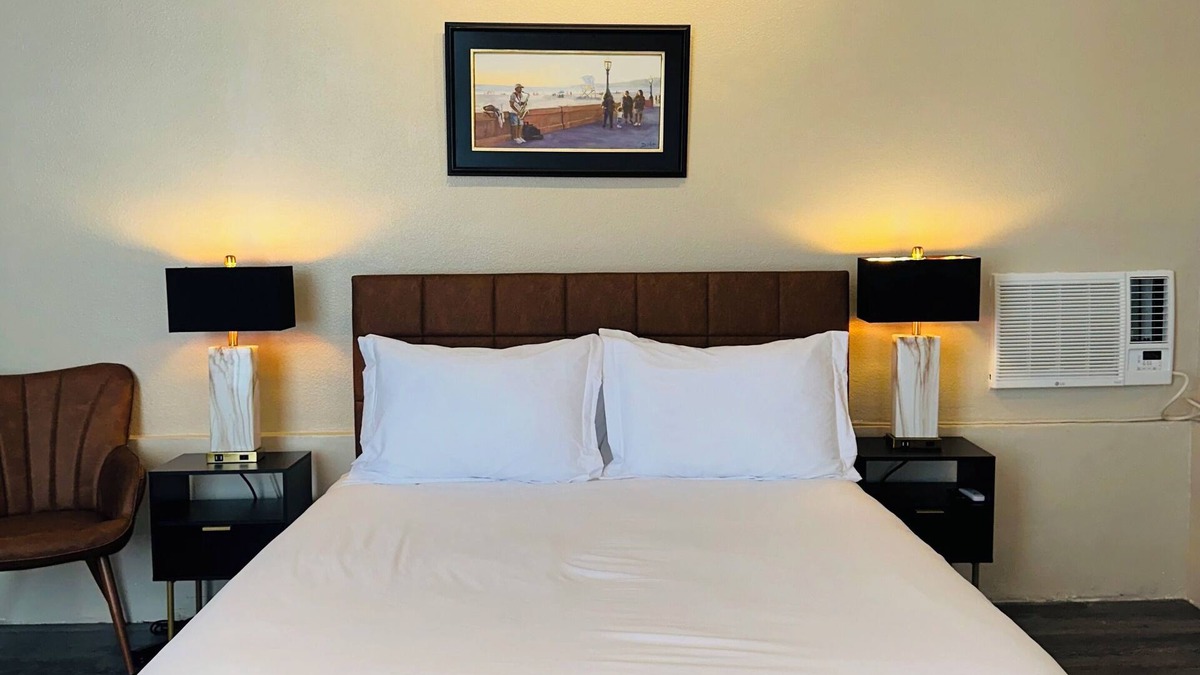 Gaslamp Quarter Apartment | Vintage Vibes studio w/WiFi & AC steps from Ballpark, Convention Center & Views