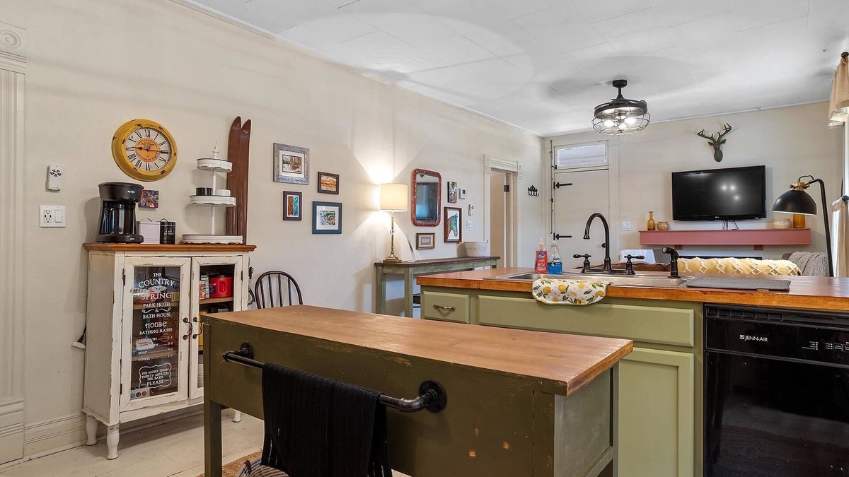 Deadwood House | Vintage Villa - Charming Restored Miner's Cottage