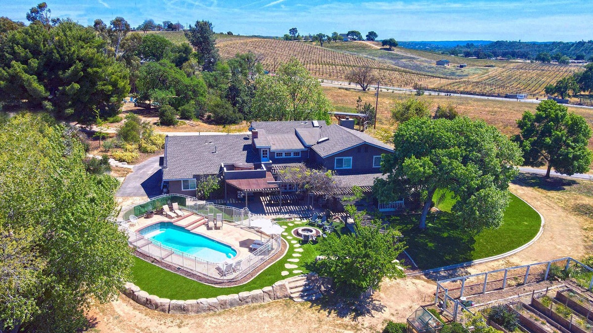 Paso Robles Other | Vinyl Vineyards Farmhouse - Luxurious Vineyard Farmhouse, pool, hot tub, views 4 bed 4 bath