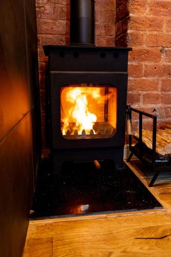Birmingham City Centre House | VIP - 2 BR Grade 2 Luxury Industrial House with Log Burning FIRE & electric blinds in the Heart of the JQ
