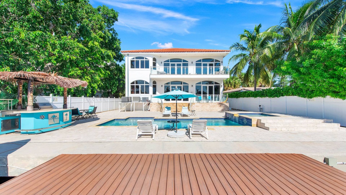 North Bay Village House | VIP Luxury 5 BR OceanFront Villa | Heated Pool & Dock | Free Parking & WiFi