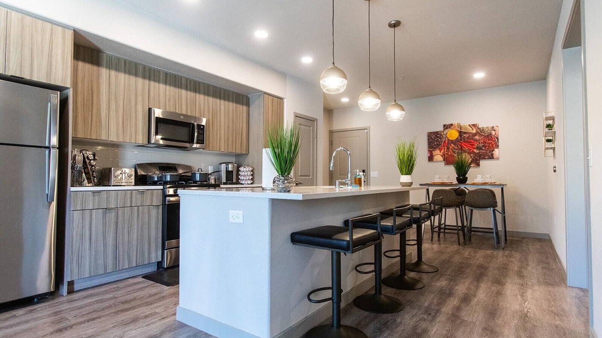 Camarillo Apartment | VIP Suite 👑 King Bed 💻WiFi 📺YouTube TV⚡️ Pool