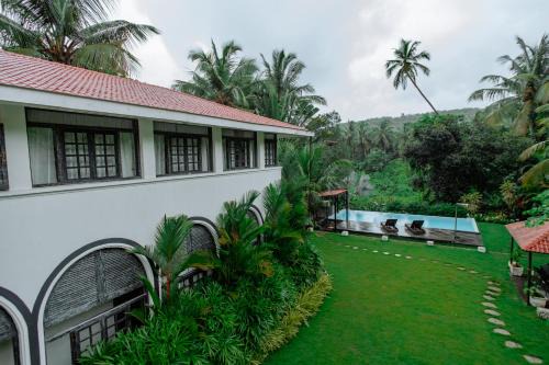 Siolim Villa | Viraam Estate by RÊVE - Infinity heated pool with caretake and cook