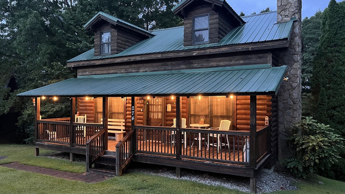 Pine Mountain Cabin | Visit Callaway's Pumpkins and Fantasy in Lights with us at Rustic Star!