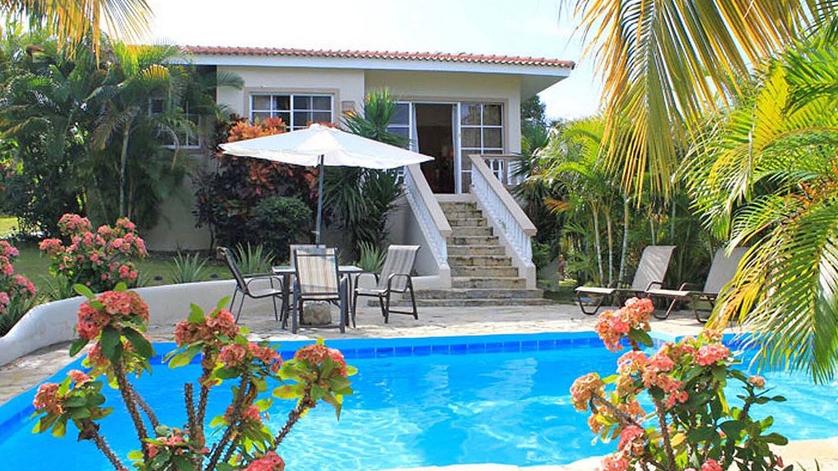 Urbanizacion Tavarez Villa | Visitor-friendly 2BD villa, pool, near beach, clubs, restaurants, shops, bars!