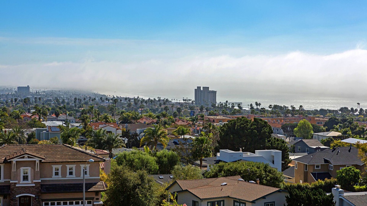 La Jolla Mesa House | Vista La Jolla offers a central location to world famous La Jolla beaches