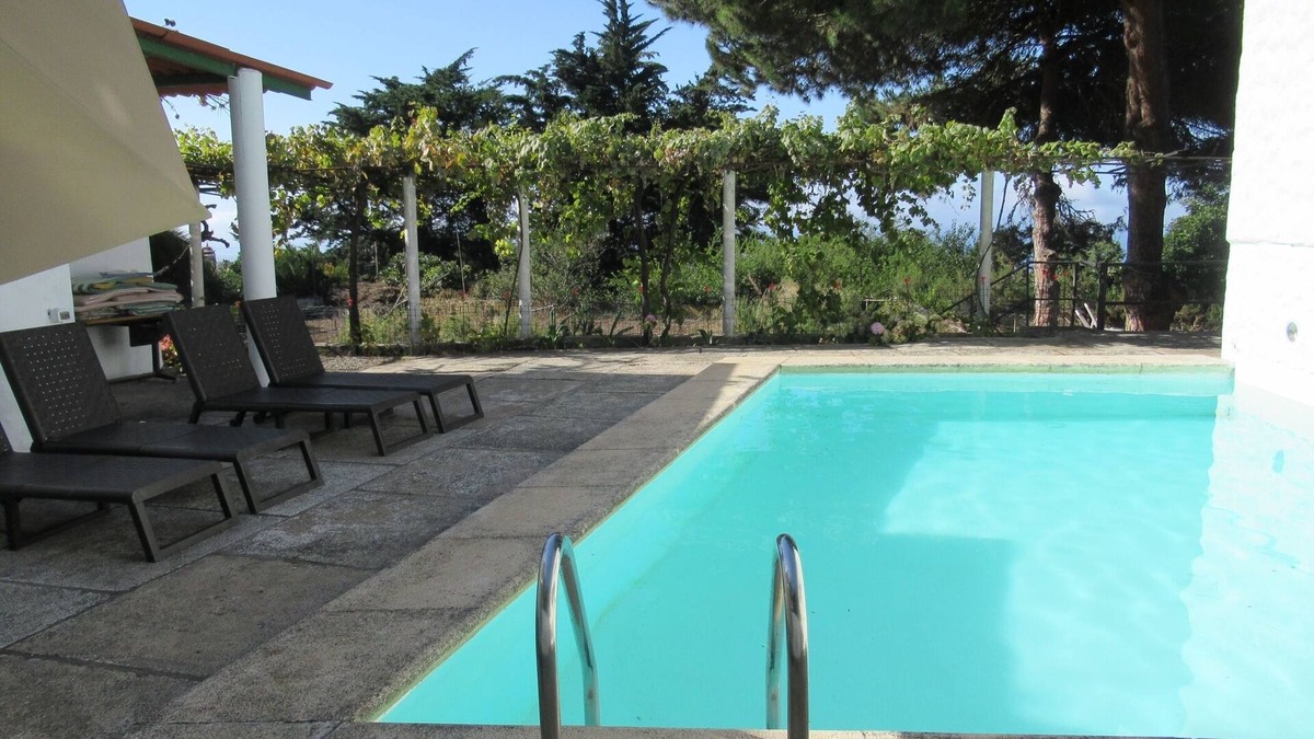 Los Portales Villa | Vivelorural casa en Arucas para grupos con piscina