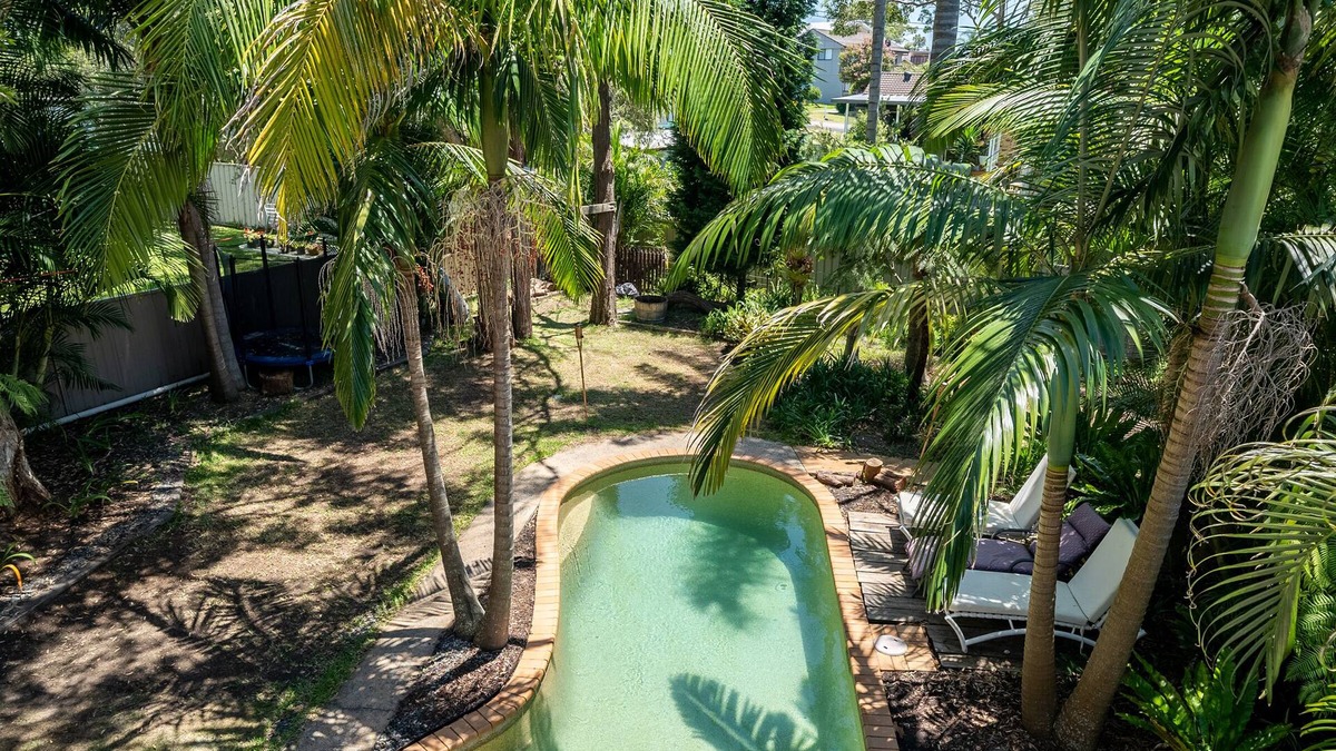 Gwandalan House | Vivid Sanctuary by Lake Beach, heated Pool EV Charger Fireplace 1hr from sydney