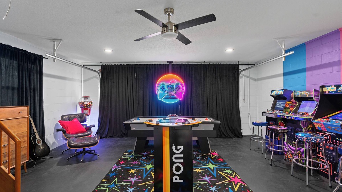 Catalina House | Vivid Vintage Retreat 3800 sq ft w/Garage Arcade