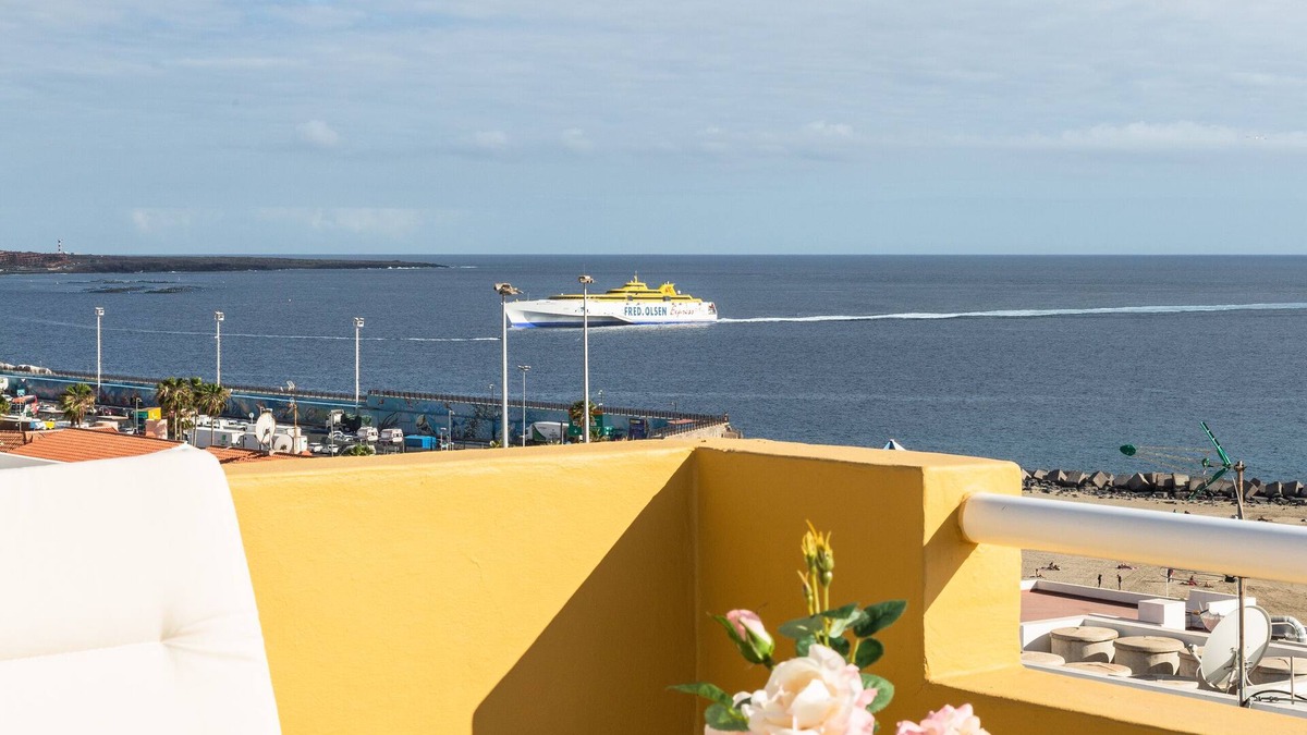 Los Cristianos Condo | Vivienda Centrica con Gran Terraza y Vista Panoramica al mar