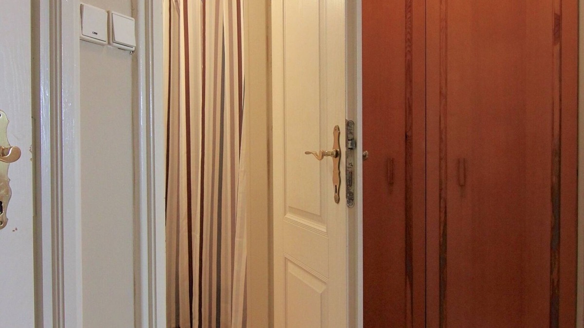 Hradcany Apartment | Vlašská 7, Beautiful Historic 16th Century Apartment for 2/3 near the Castle