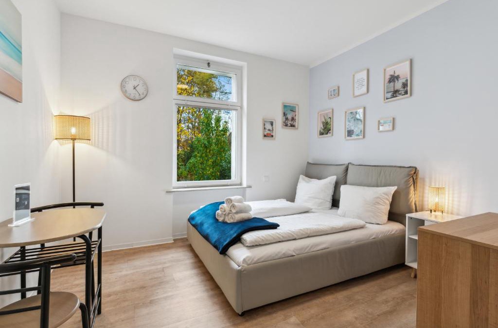 Eichwalde Apartment | Vorstadtoase - 2 Personen - Eichwalde, Nähe BER - Queensize-Bett, Netflix, Parken