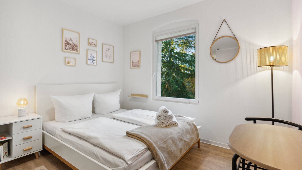 Eichwalde Apartment | Vorstadtoase für 2 - Netflix, Parkplatz, Nähe BER, Queensize-Bett