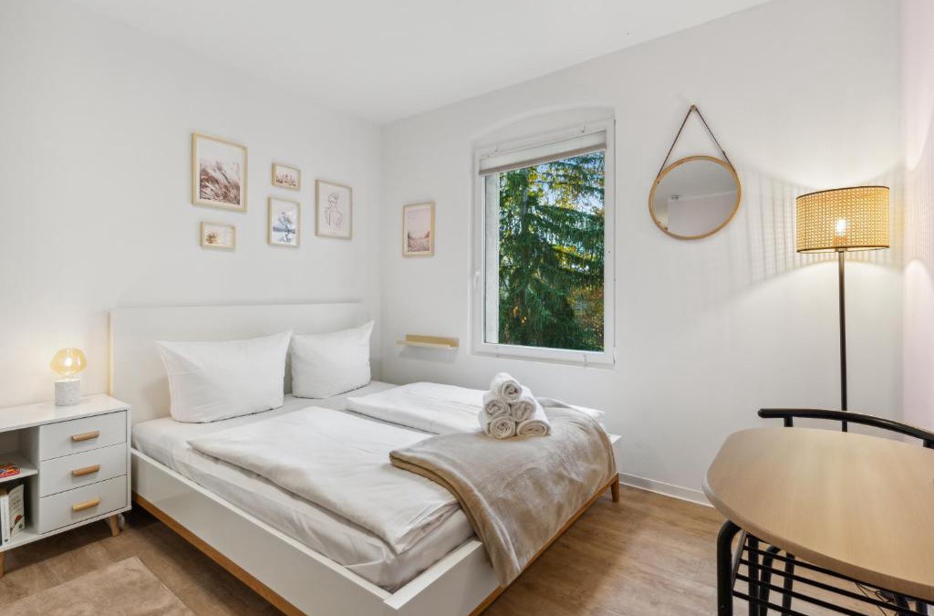 Eichwalde Apartment | Vorstadtoase für 2 - Netflix, Parkplatz, Nähe BER, Queensize-Bett