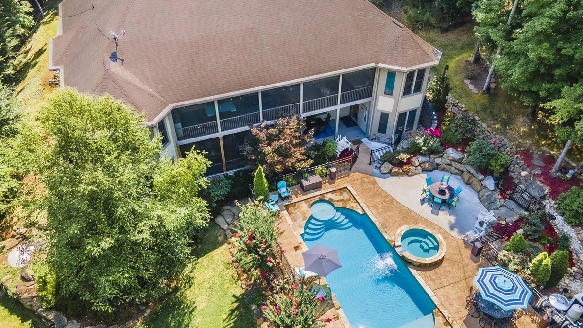 Sevierville House | Voted Best Family Stay in the Smokys 2023 and 2024 private pool, 55” tvs