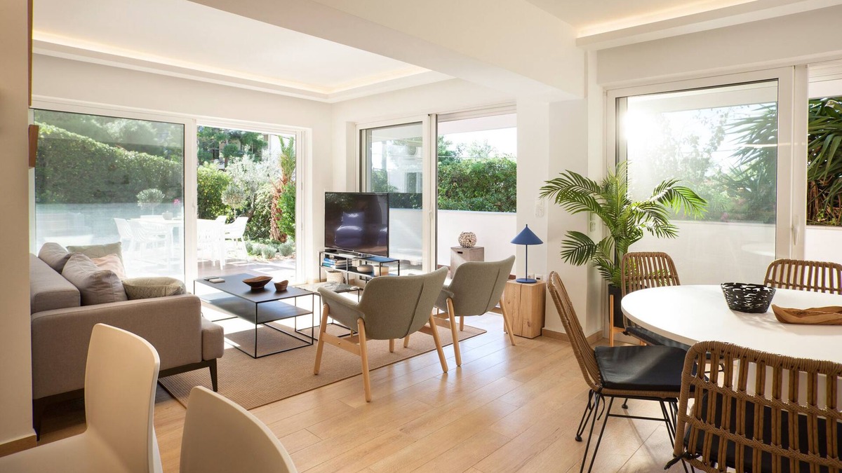 Vouliagmeni Condo | Vouliagmeni Beach Stylish house private garden