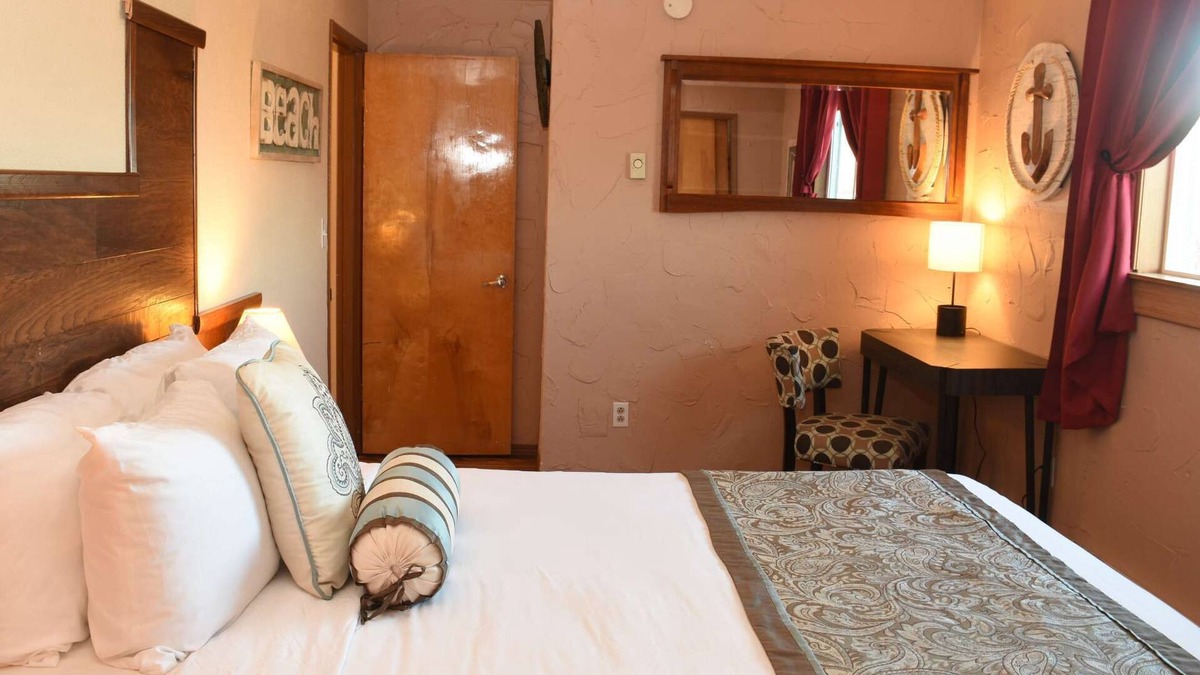 Ocean Shores Hotel | Voyager - 1 Bedroom Suite with 1 King and 1 Queen Bed at Wanderlust Inn, Pet Friendly