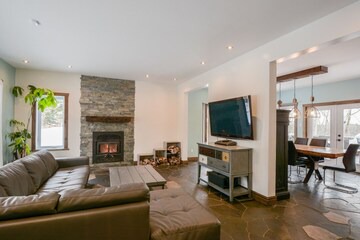 Sainte-Ann-des-Lacs Cottage | Vrbo Property